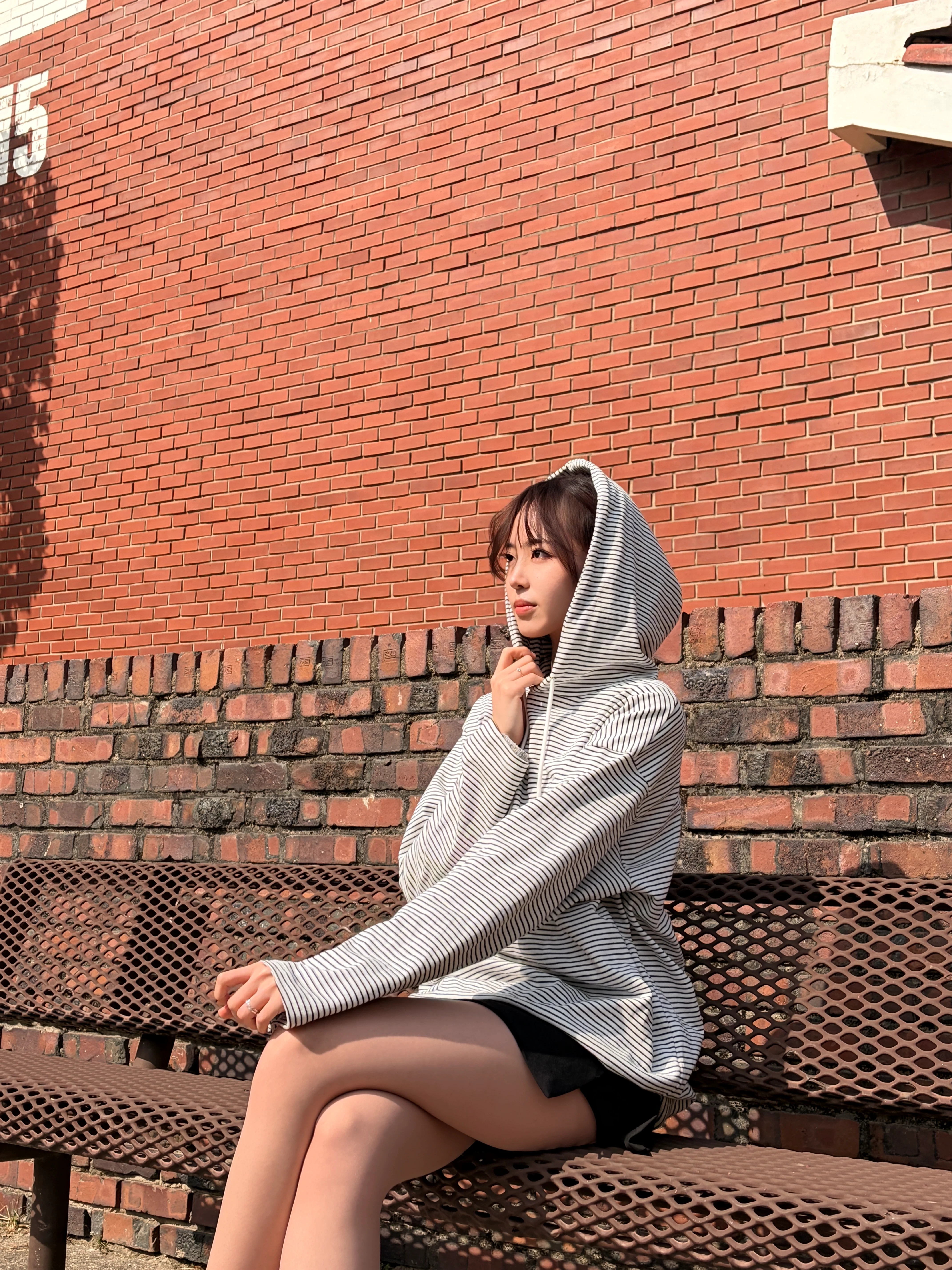 DAYSTAND 슬림 스트라이프 루즈 후드 티셔츠 추가 이미지 3