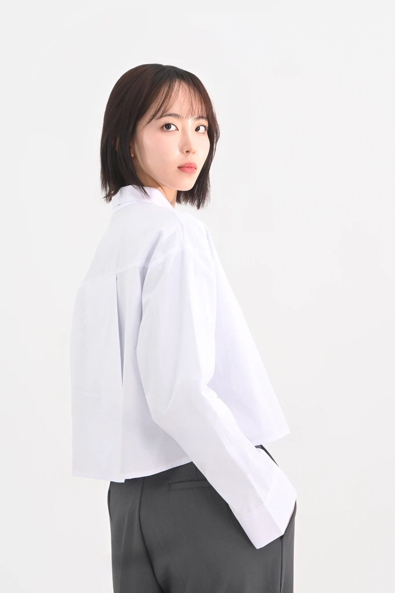 DAYSTAND 화이트 백 슬릿 크롭 셔츠 추가 이미지 2