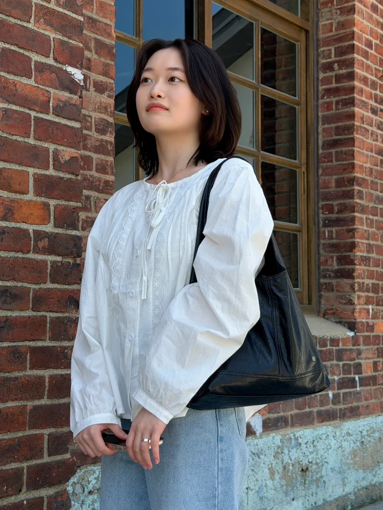 DAYSTAND 메로우 핀턱 리본 블라우스 대표 이미지