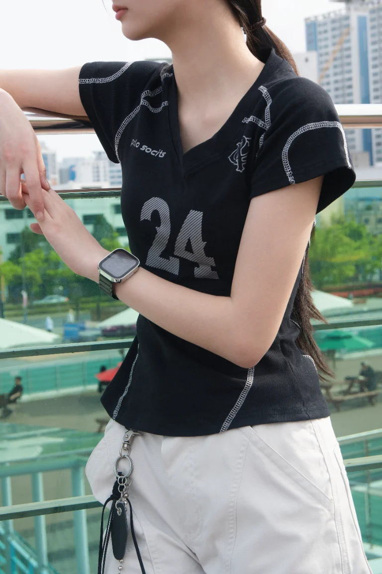 DAYSTAND 24 배색 브이넥 크롭 티 대표 이미지