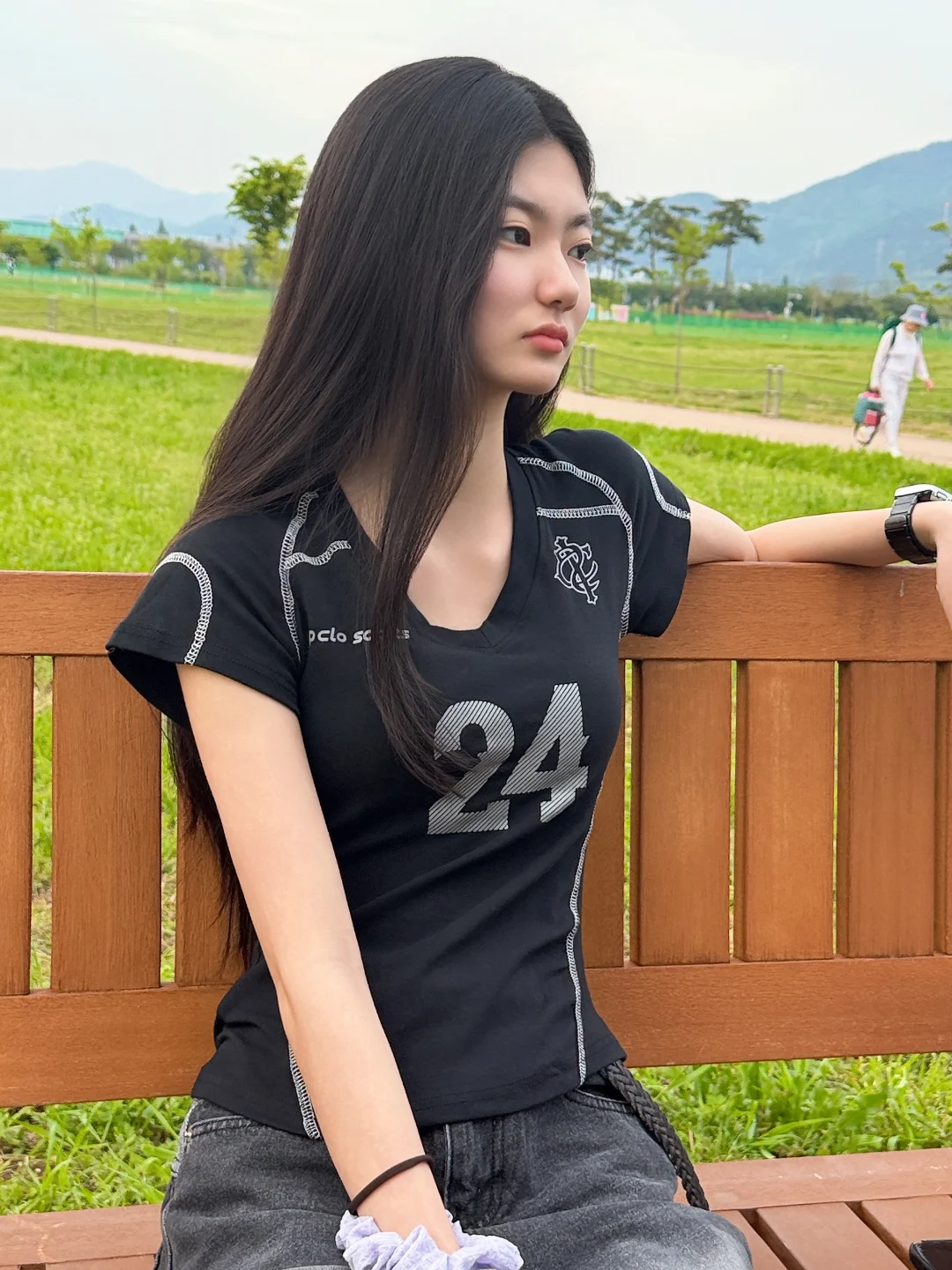 DAYSTAND 24 배색 브이넥 크롭 티 추가 이미지 3