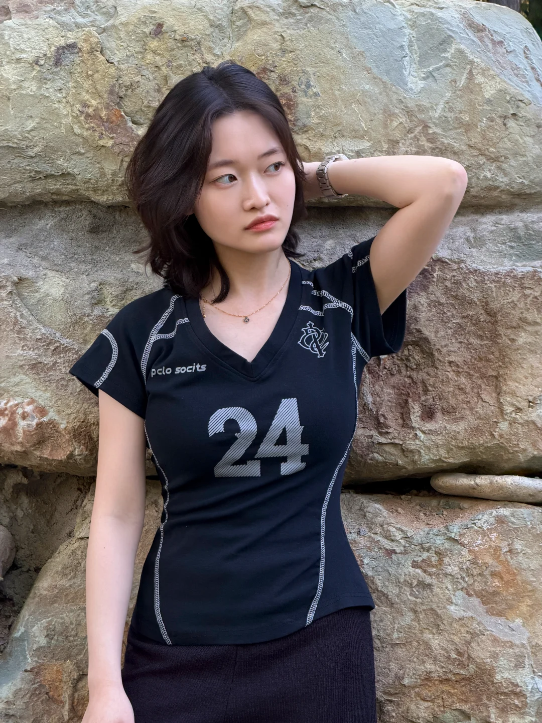 DAYSTAND 24 배색 브이넥 크롭 티 추가 이미지 2