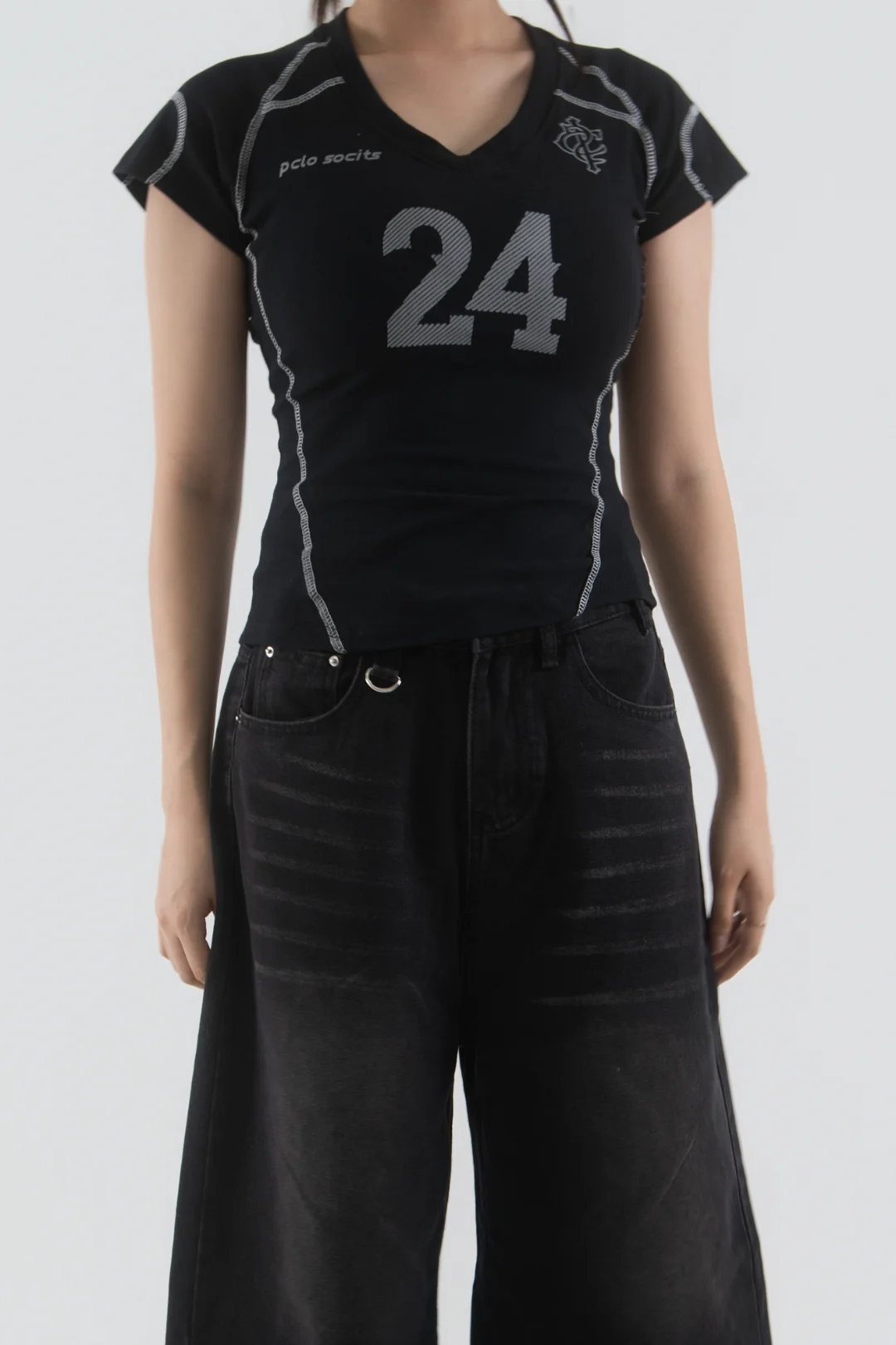 DAYSTAND 24 배색 브이넥 크롭 티 추가 이미지 8