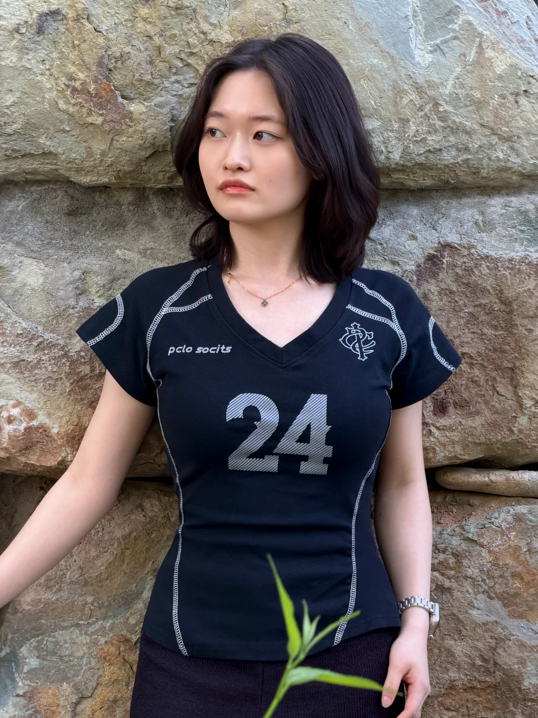 DAYSTAND 24 배색 브이넥 크롭 티 추가 이미지 17